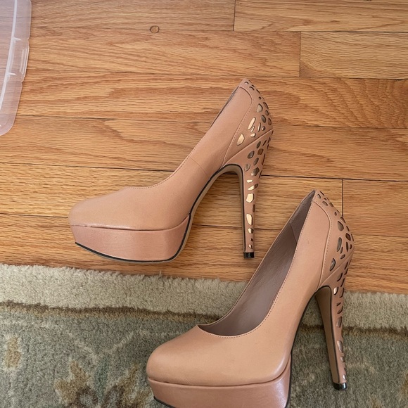 Vince Camuto platform heel w  gold detailing - Picture 3 of 3